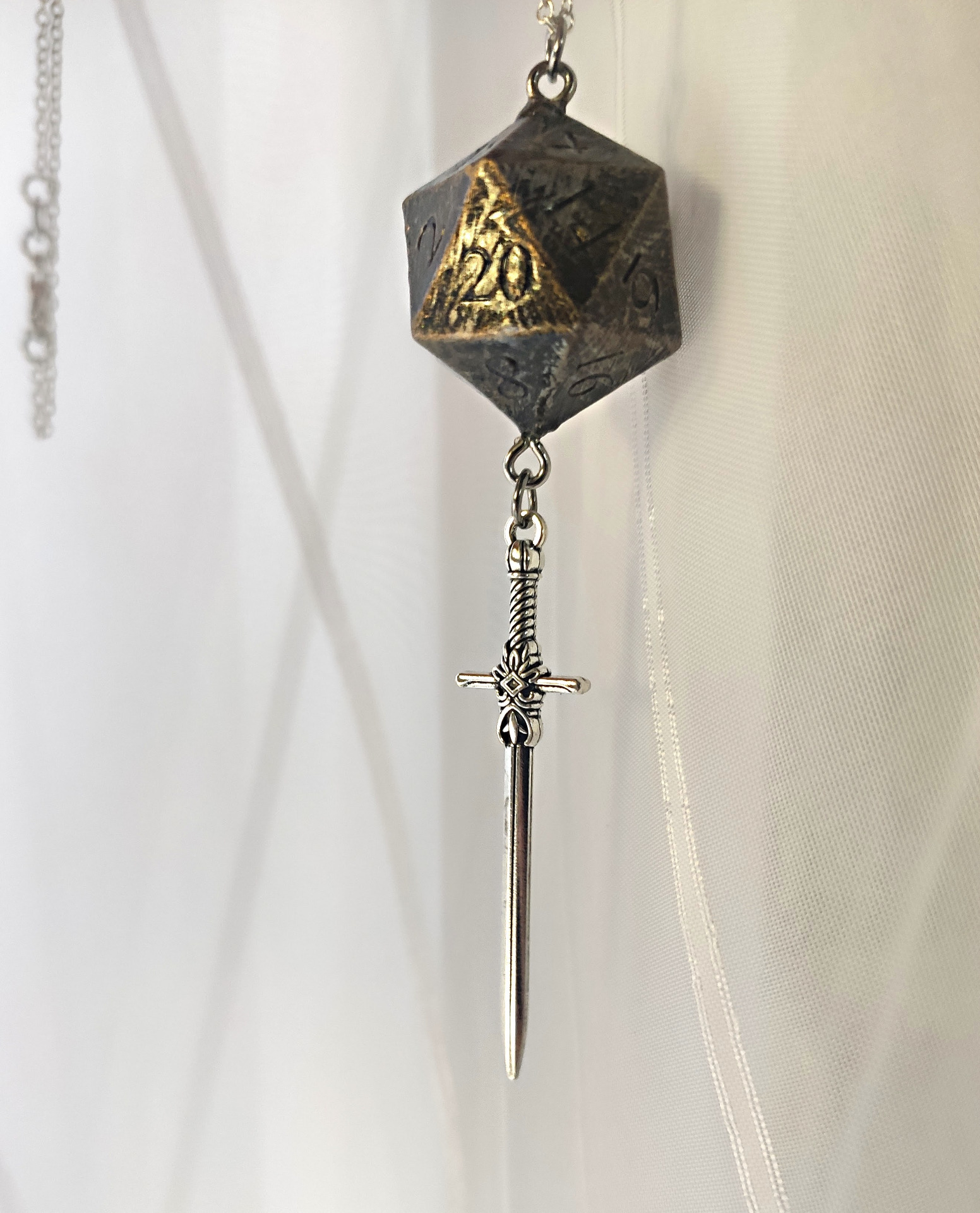 D20 kocka medál karddal